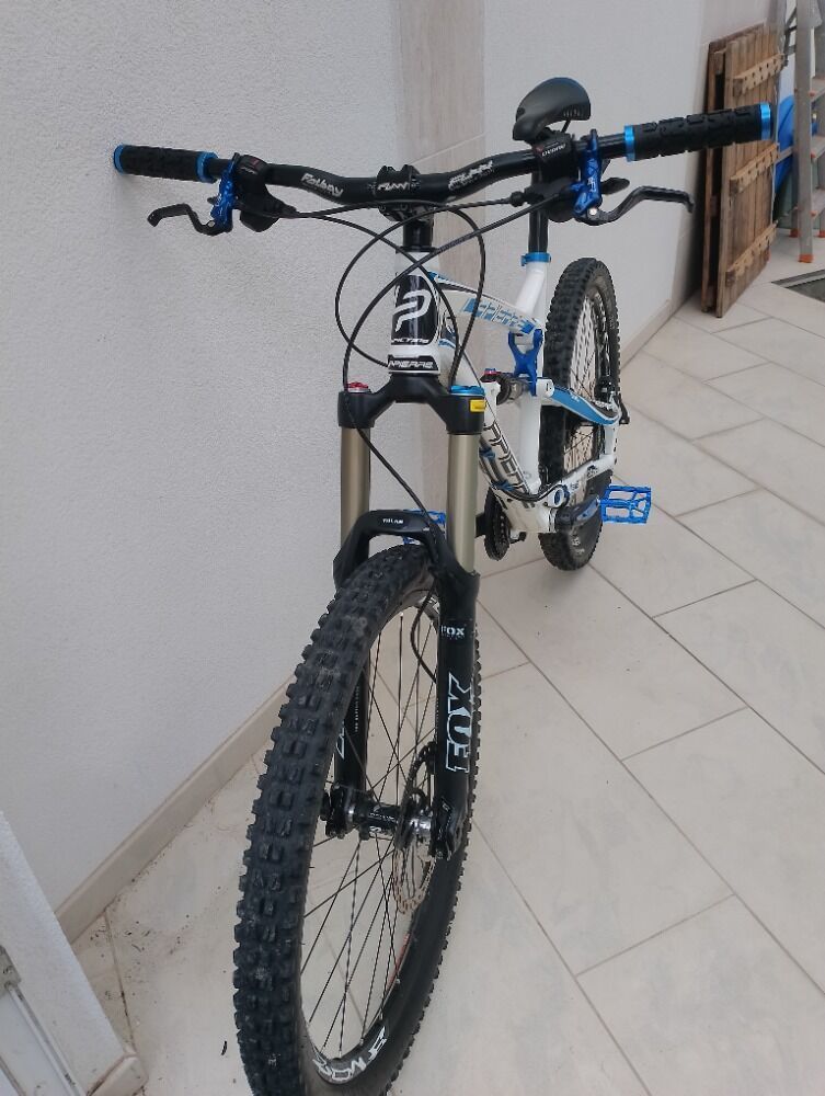 Špičkové enduro v TOP stavu osazené vidlicí FOX 36