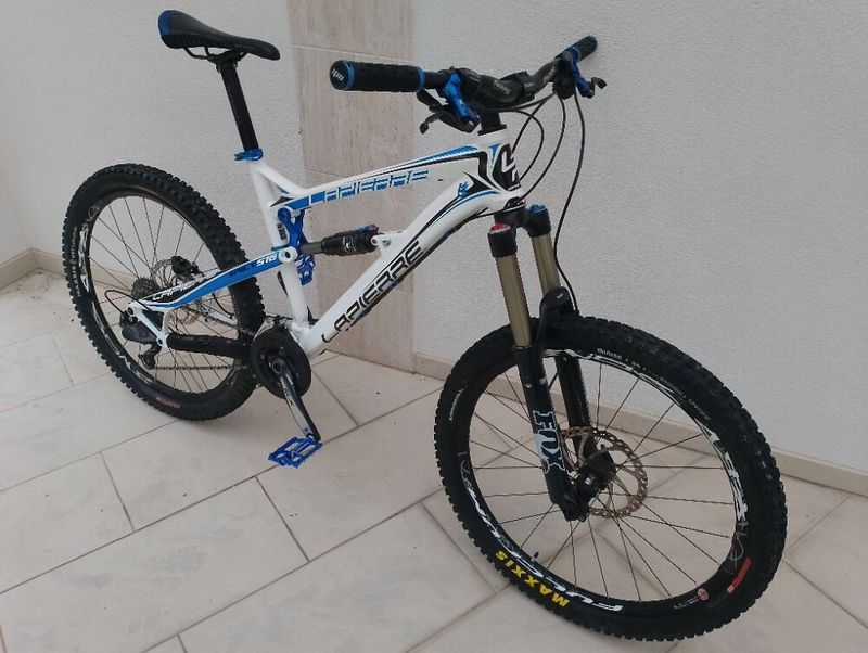 Špičkové enduro v TOP stavu osazené vidlicí FOX 36