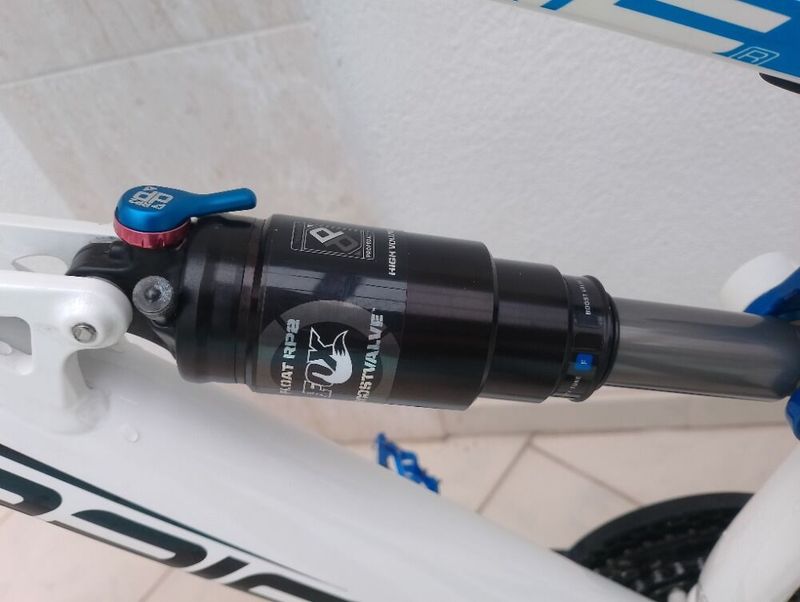 Špičkové enduro v TOP stavu osazené vidlicí FOX 36