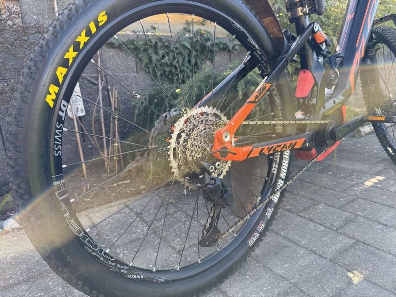 Celoodpružené elektrokolo KTM