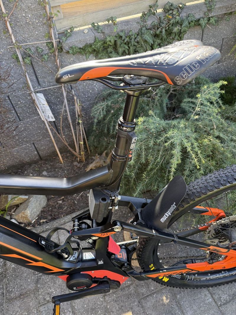 Celoodpružené elektrokolo KTM