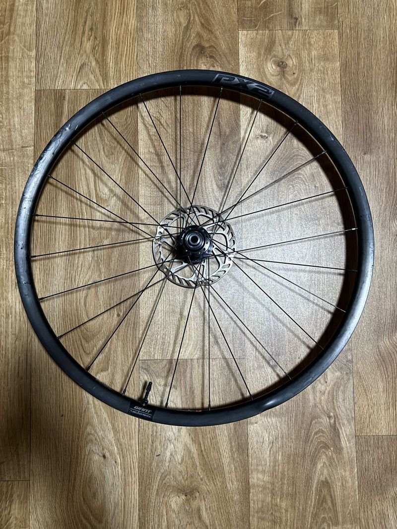Giant P-X2 Disc gravel zapletená kola 