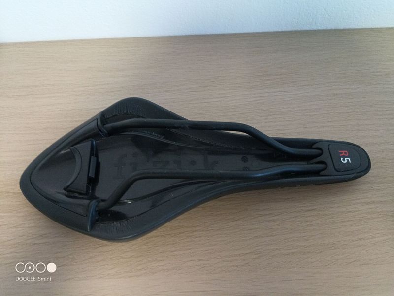 Prodám sedlo Fizik arione R5