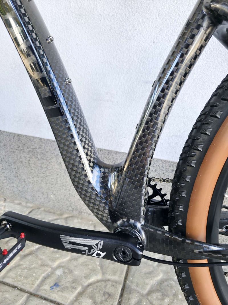 Horské kolo Leonardi Factory Racing DARKLITE Carbon 29″