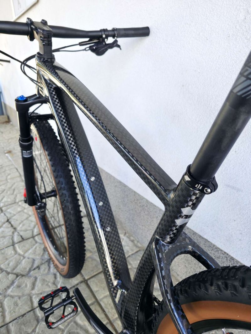 Horské kolo Leonardi Factory Racing DARKLITE Carbon 29″
