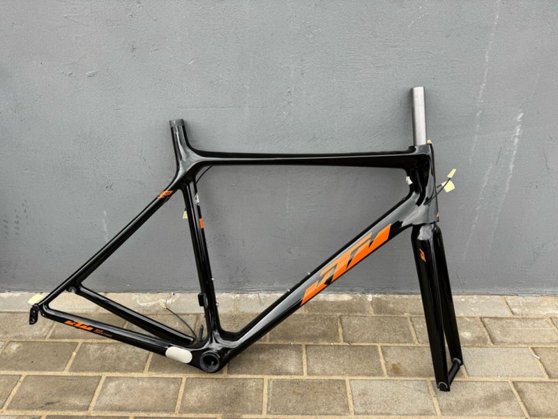 karbonový rám KTM Revelator -velikost L - V brzdy - nový