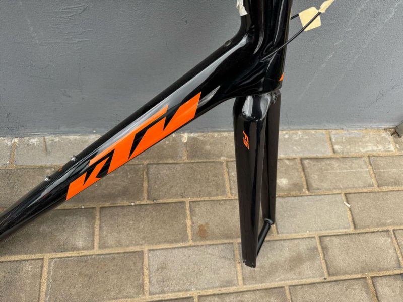 karbonový rám KTM Revelator -velikost L - V brzdy - nový