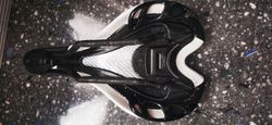 Sedlo Fizik Aliante VS 142mm karbonové lyžiny černá/bílá