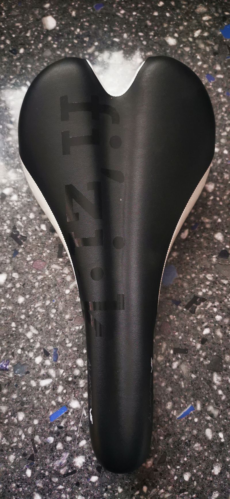 Sedlo Fizik Aliante VS 142mm karbonové lyžiny černá/bílá