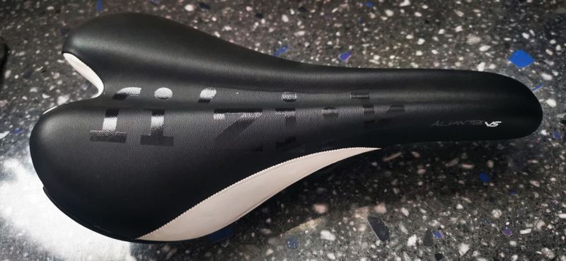 Sedlo Fizik Aliante VS 142mm karbonové lyžiny černá/bílá