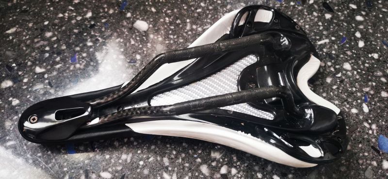 Sedlo Fizik Aliante VS 142mm karbonové lyžiny černá/bílá