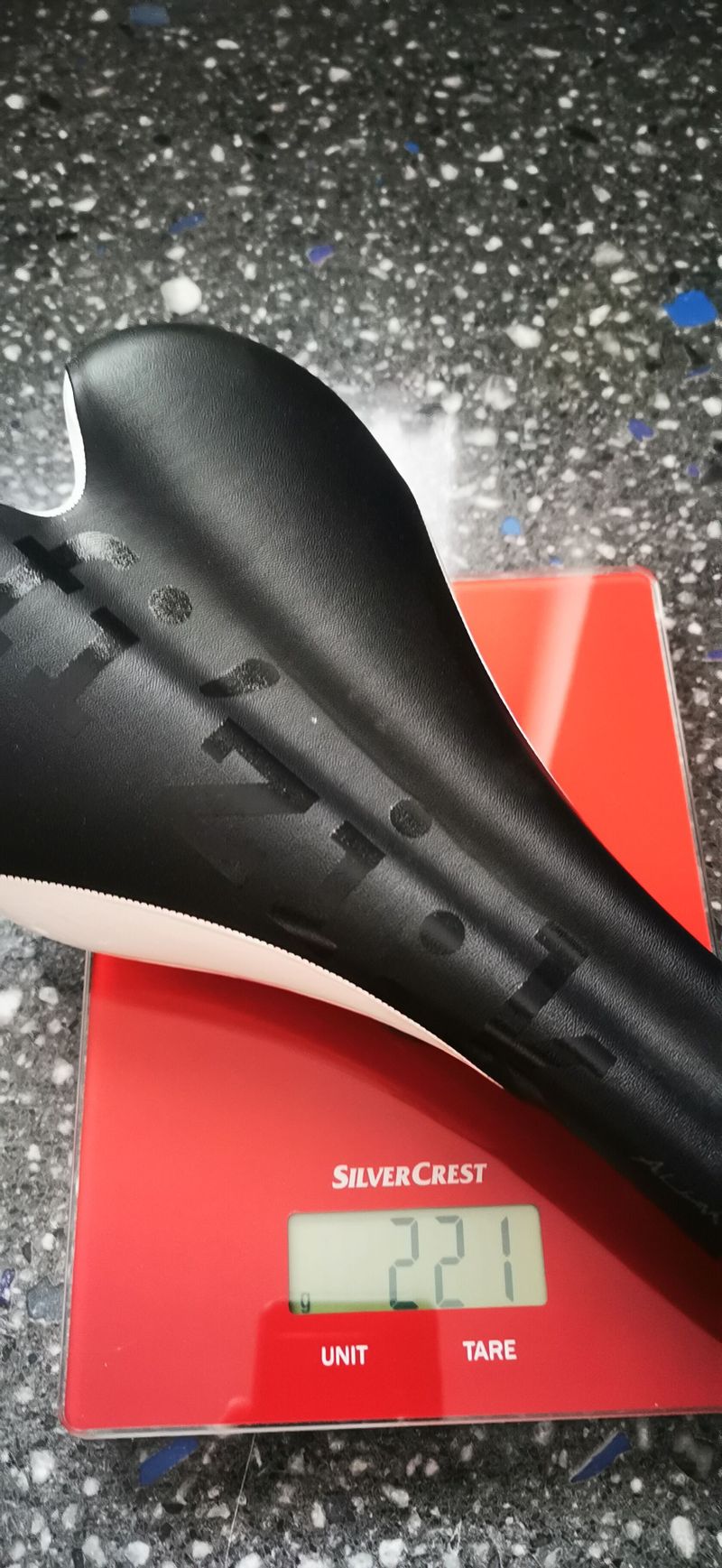 Sedlo Fizik Aliante VS 142mm karbonové lyžiny černá/bílá