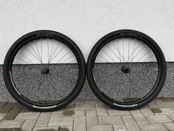 Zapletená kola, náboje Shimano, pláště Continental