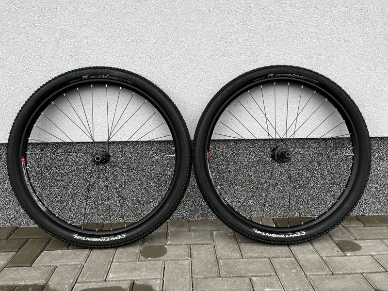 Zapletená kola, náboje Shimano, pláště Continental
