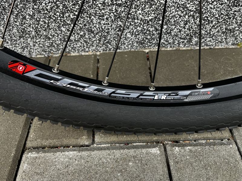 Zapletená kola, náboje Shimano, pláště Continental