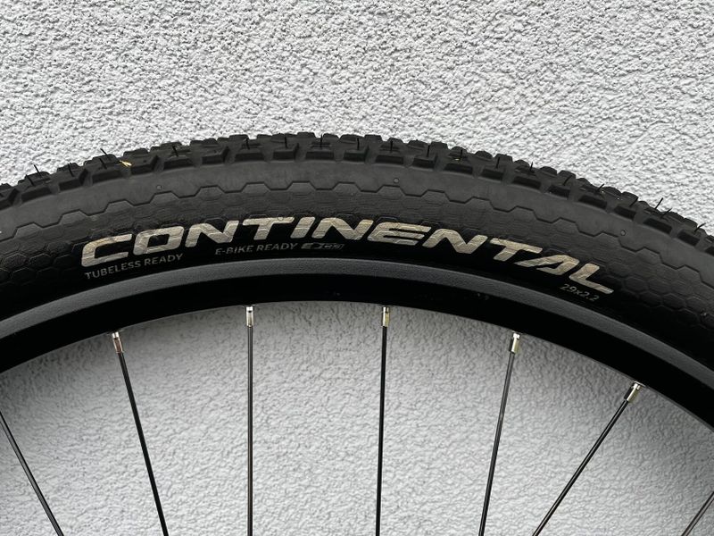 Zapletená kola, náboje Shimano, pláště Continental