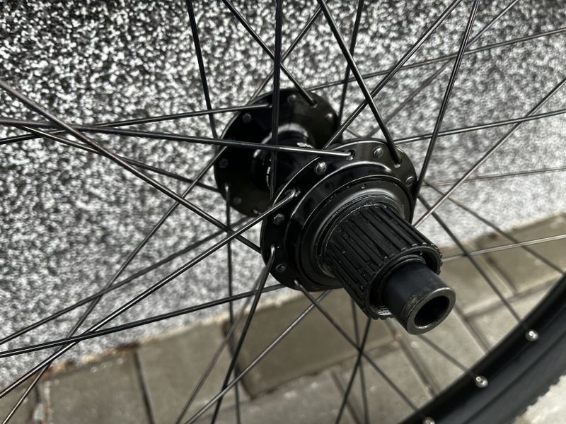 Zapletená kola, náboje Shimano, pláště Continental