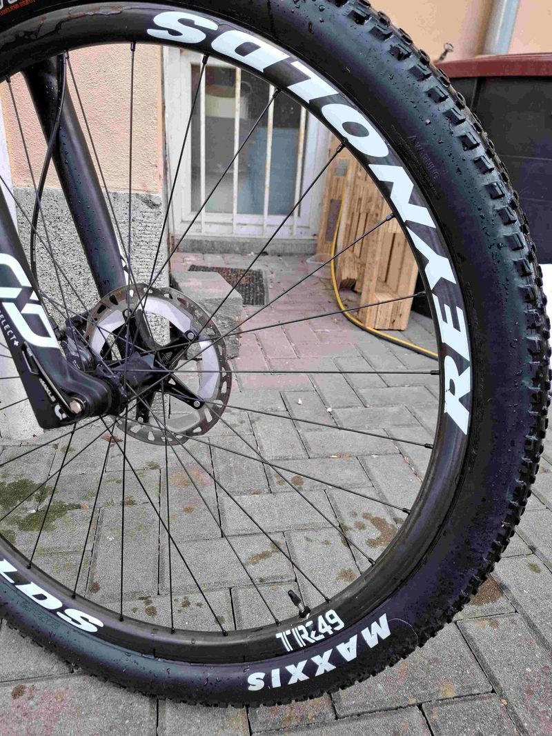 Canyon LUX CF SL 8.0, Shimano XT, kola karbon Reynolds TR245, první majitel