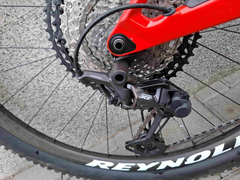 Canyon LUX CF SL 8.0, Shimano XT, kola karbon Reynolds TR245, první majitel