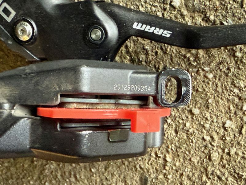 Komplet brzd Sram DB8 + téměř nové desky Galfer (Pro/eBike)