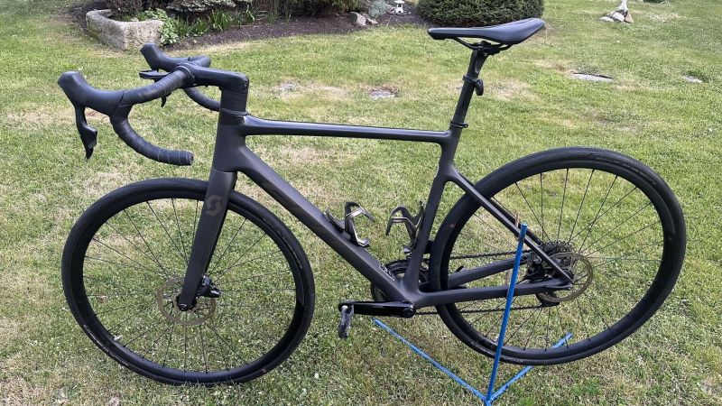 SILNIČNÍ KOLO SCOTT ADDICT 10 CARBON BLACK + Wattmetr
