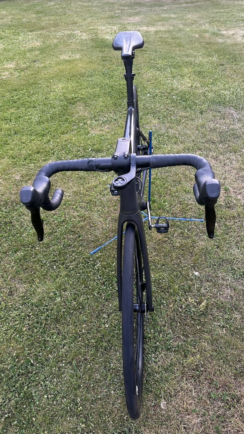 SILNIČNÍ KOLO SCOTT ADDICT 10 CARBON BLACK + Wattmetr