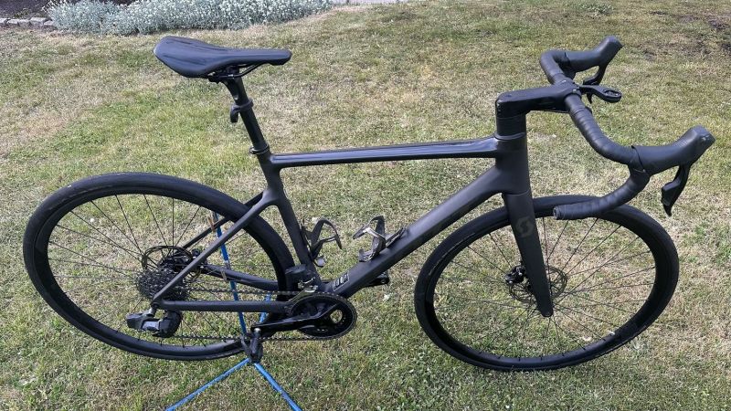 SILNIČNÍ KOLO SCOTT ADDICT 10 CARBON BLACK + Wattmetr