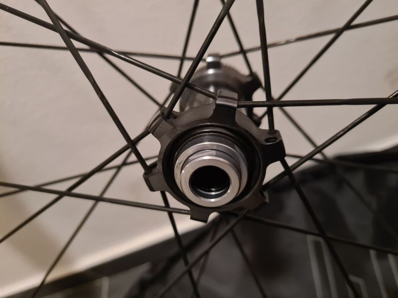 Sada kol Shimano Ultegra WH-R8170-C60-TL Disc 