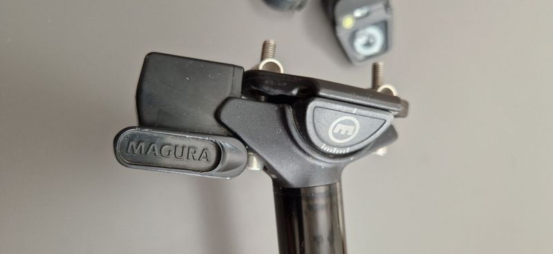 Magura Vyron V2 31,6 100 mm Elektronická teleskopická sedlovka