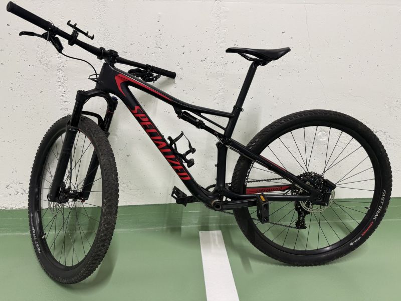 Prodám celoodpružené karbonové XC kolo Specialized Epic (vel. M) – SRAM GX, RaceFace, 11sp