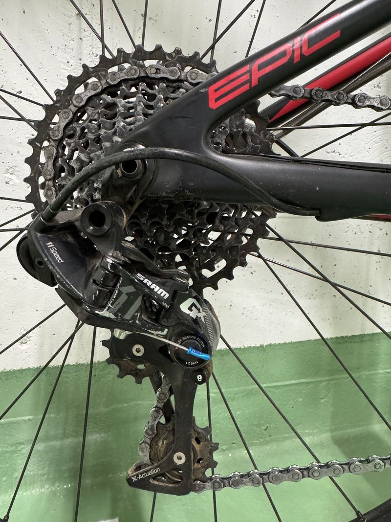 Prodám celoodpružené karbonové XC kolo Specialized Epic (vel. M) – SRAM GX, RaceFace, 11sp