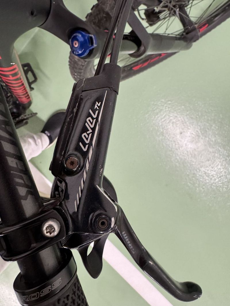 Prodám celoodpružené karbonové XC kolo Specialized Epic (vel. M) – SRAM GX, RaceFace, 11sp