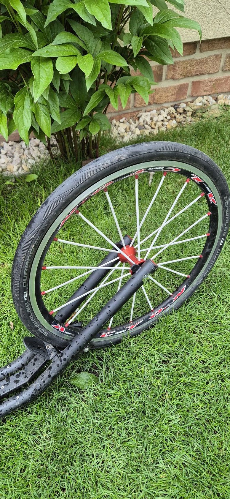 Závodní koloběžka KOSTKA RACER - hliníkový rám, kola Remerx 27/20"