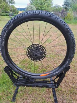 Zadní zapletené kolo, včetně pláště zn. Schwalbe a kazety Sram