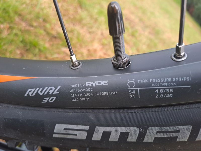 Zadní zapletené kolo, včetně pláště zn. Schwalbe a kazety Sram
