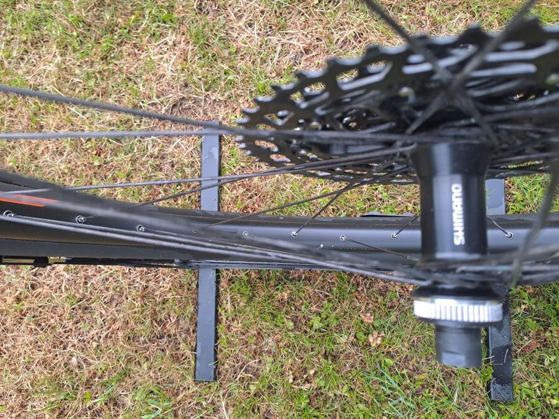 Zadní zapletené kolo, včetně pláště zn. Schwalbe a kazety Sram