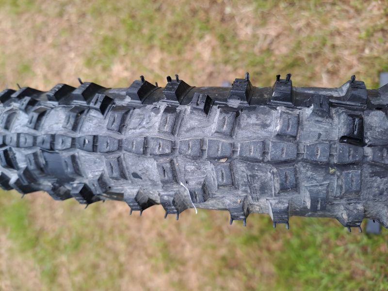 Zadní zapletené kolo, včetně pláště zn. Schwalbe a kazety Sram
