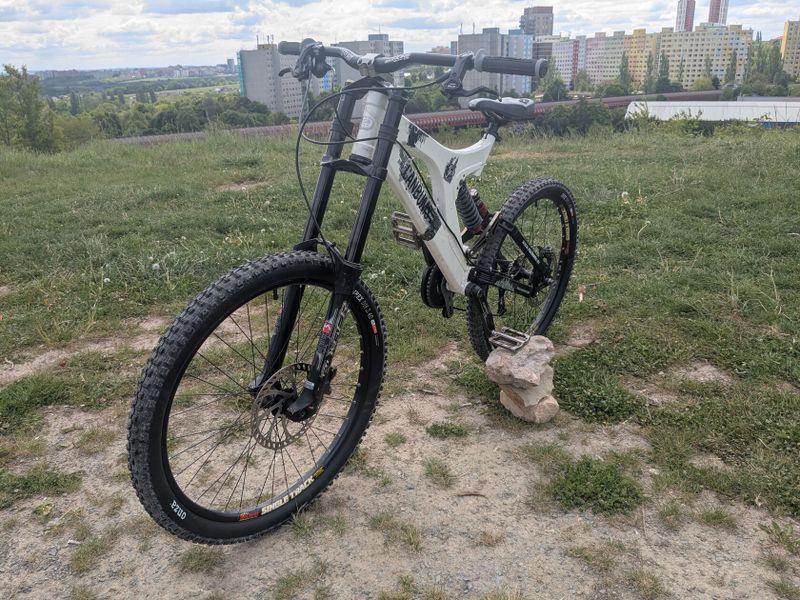 Sjezdové kolo Can Bums DH 