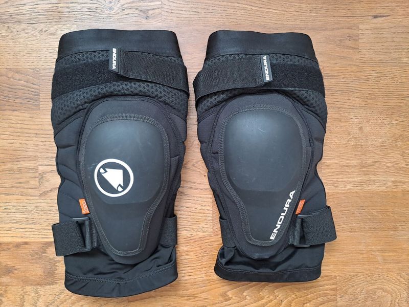 ZÁNOVNÍ Endura MT500 Hard Shell chrániče kolen