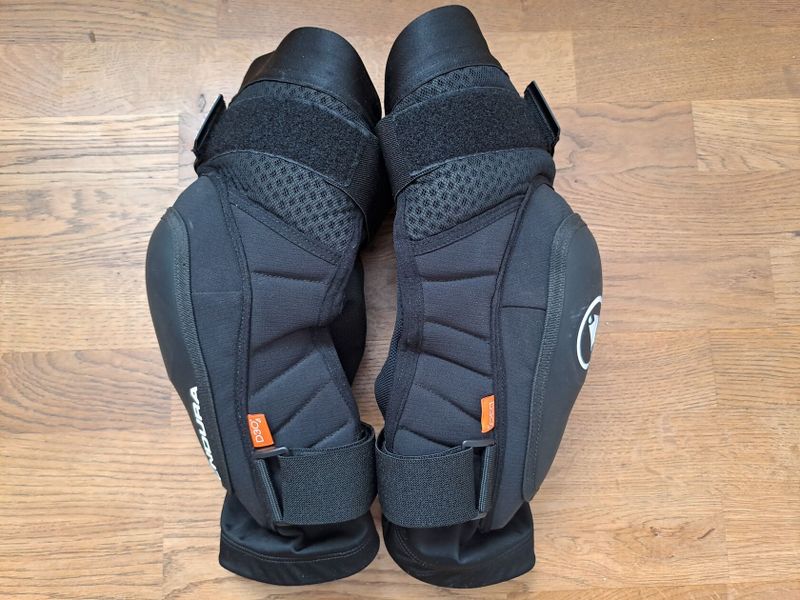 ZÁNOVNÍ Endura MT500 Hard Shell chrániče kolen