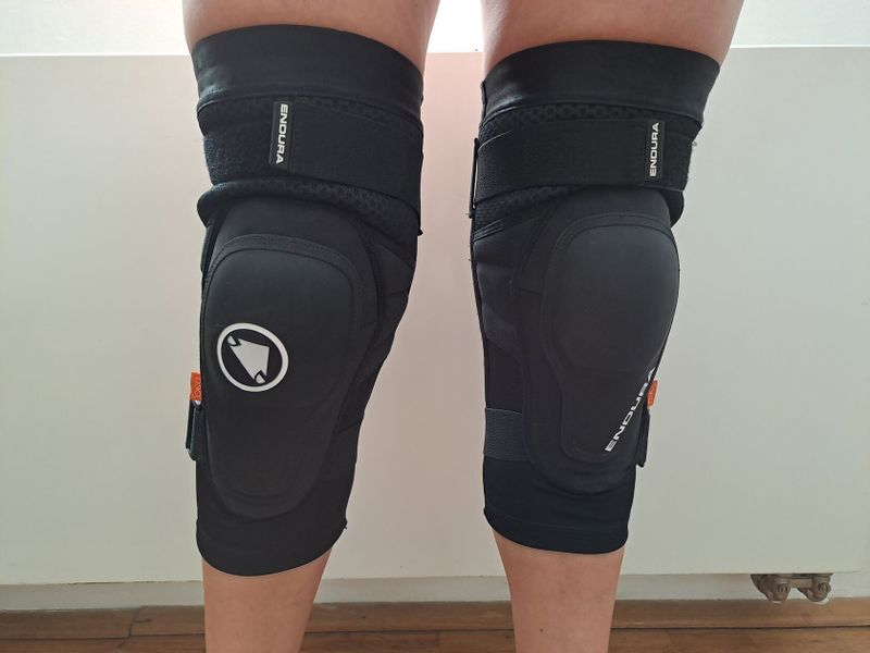 ZÁNOVNÍ Endura MT500 Hard Shell chrániče kolen
