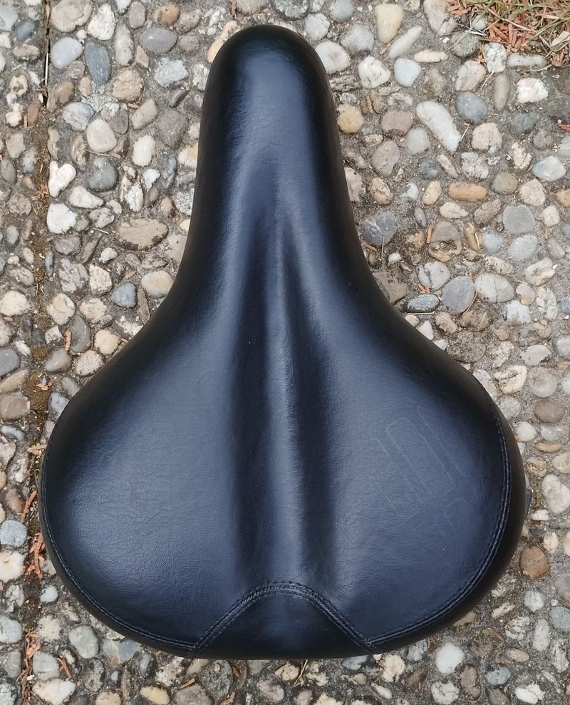 Odpružené sedlo pro obra do 150Kg, široké 200mm