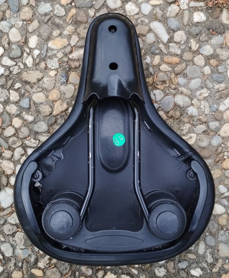 Odpružené sedlo pro obra do 150Kg, široké 200mm