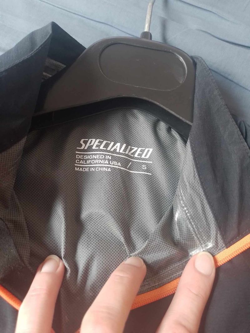 Nová Specialized Deflect H2O Pac black
