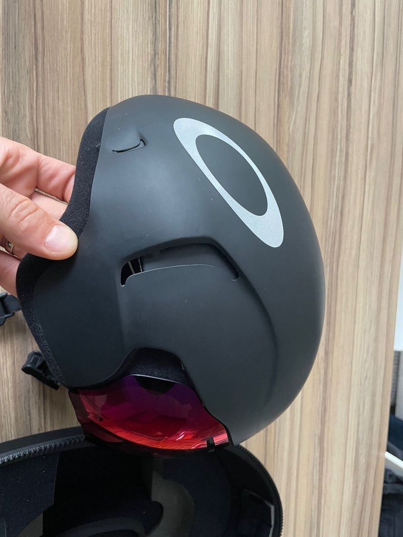 Helma Oakley ARO7 Mips, vel. M