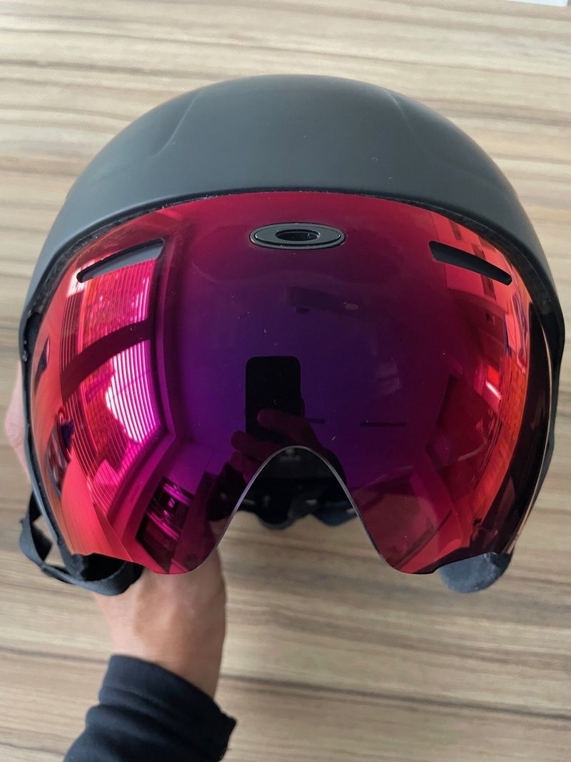 Helma Oakley ARO7 Mips, vel. M