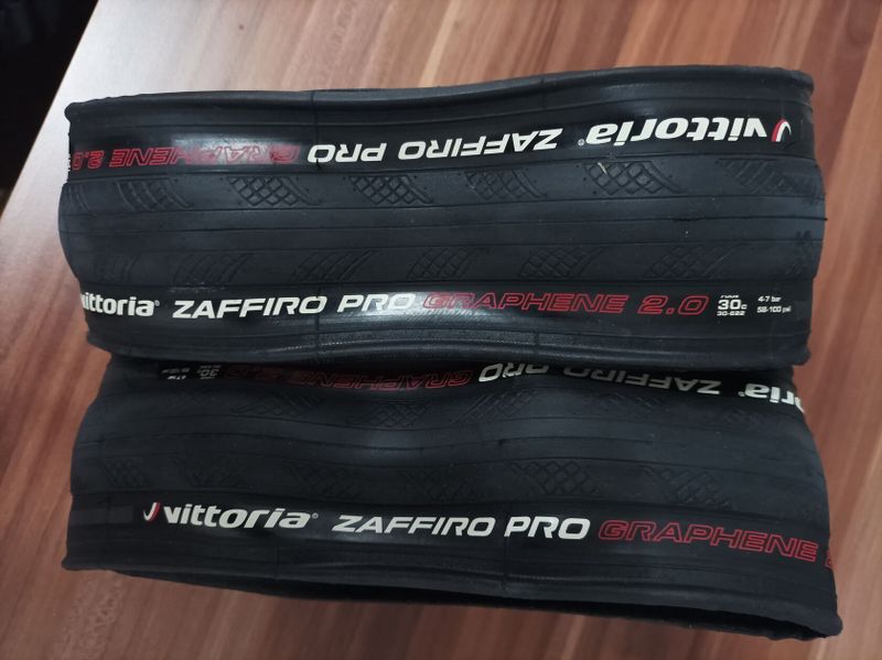 Vittoria Zaffiro Pro 30c,cena za oba 