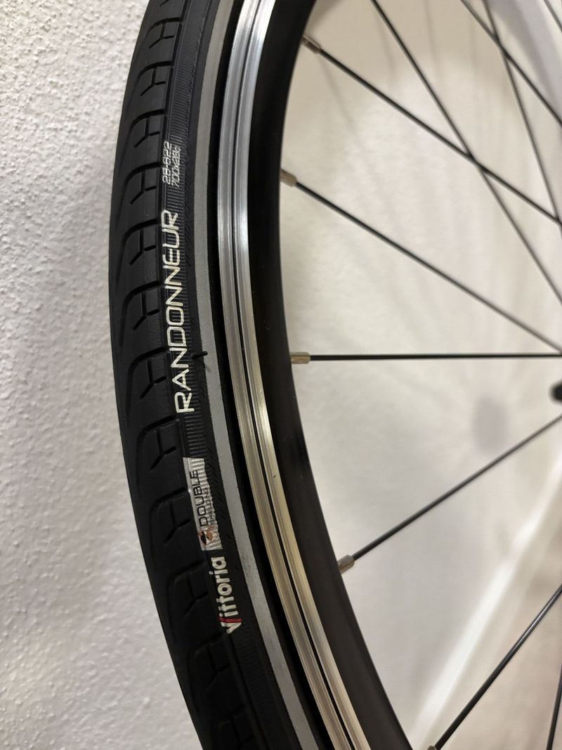 Zapletená kola Decathlon Triban 500 s plášti