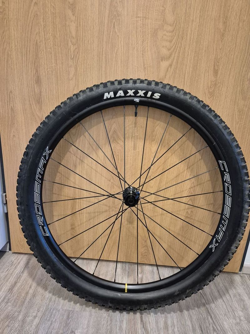 Zapletené zadní kolo Mavic Crossmax 29"