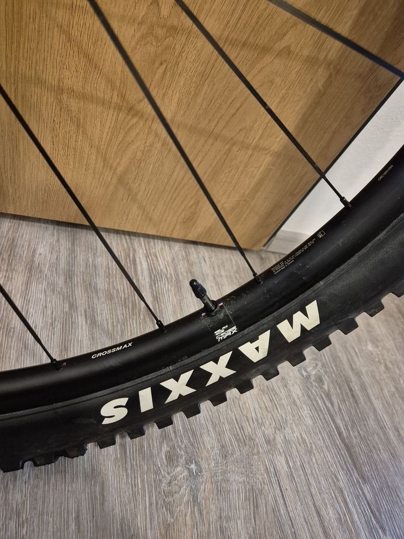 Zapletené zadní kolo Mavic Crossmax 29"